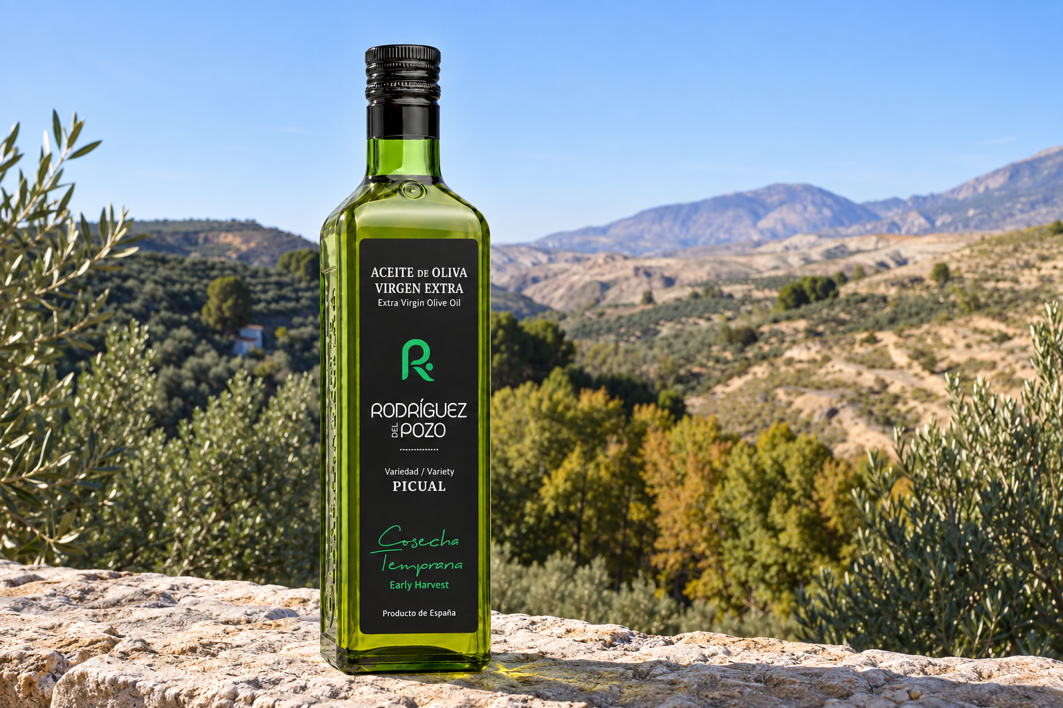 Botella de aceite Rodríguez del Pozo ante un paisaje de olivos y montaña